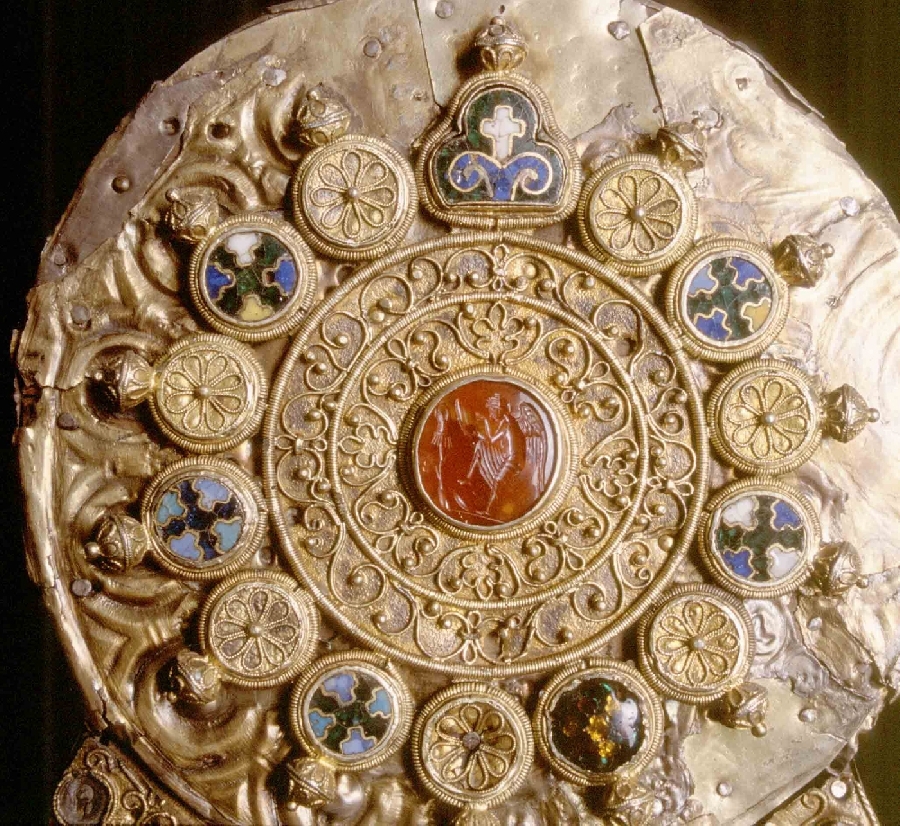 Trésor d'orfèvrerie de Conques - détail du reliquaire dit "A de Charlemagne"