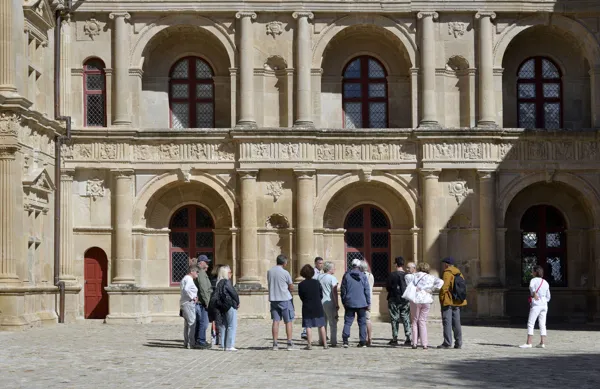 La cour d'honneur - groupe visite